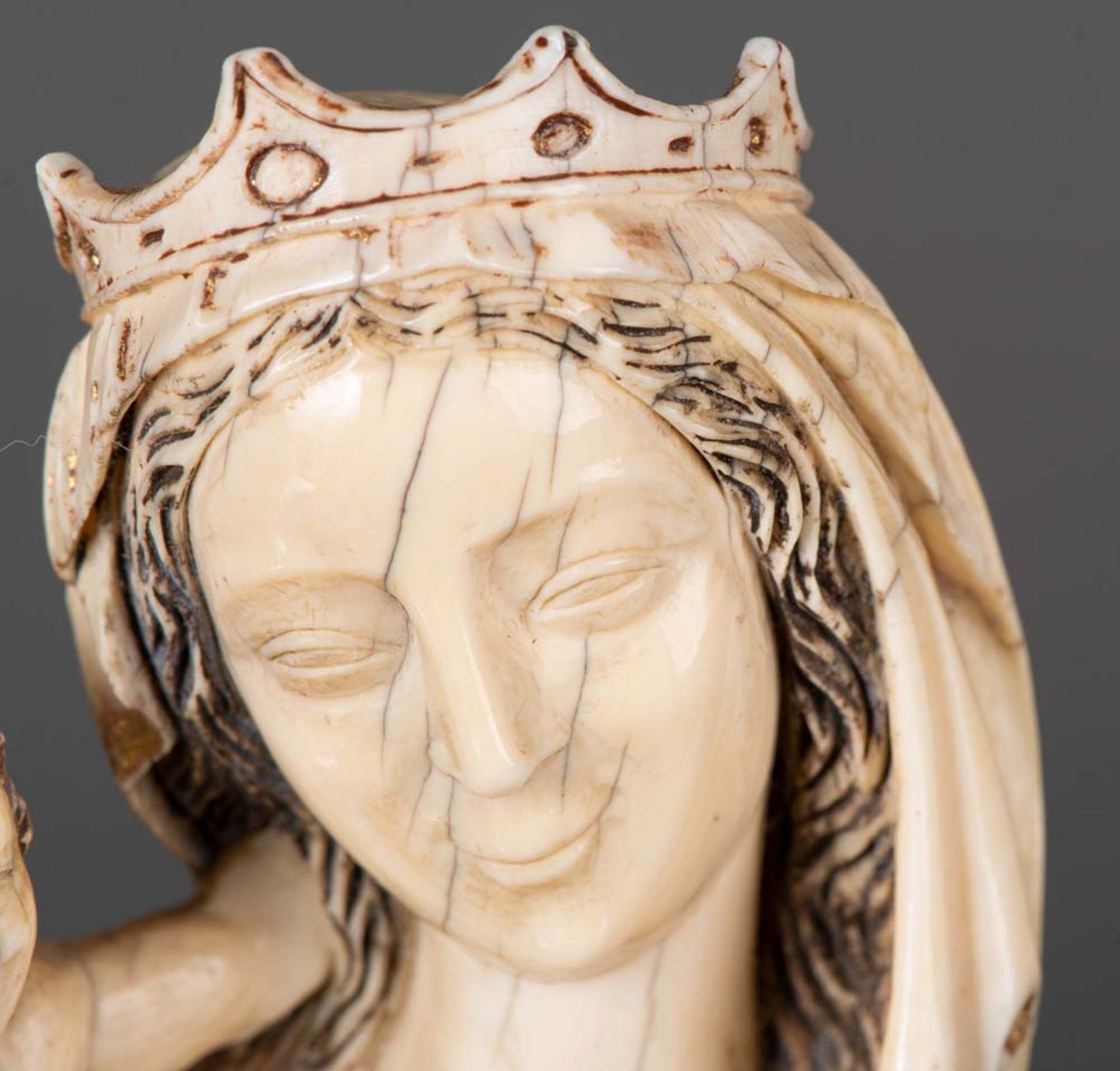 Muttergottes mit Kind. Wohl Pariser Meister des 14. Jhs. Die vollplastisch geschnitzte Madonna mit - Bild 4 aus 6