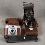 Zwei Fotokameras: „Agfa Apotar Silette Pronto“, 1.3.5/45; und „Welta Ibsor DRP“, je mit Ledertaschen