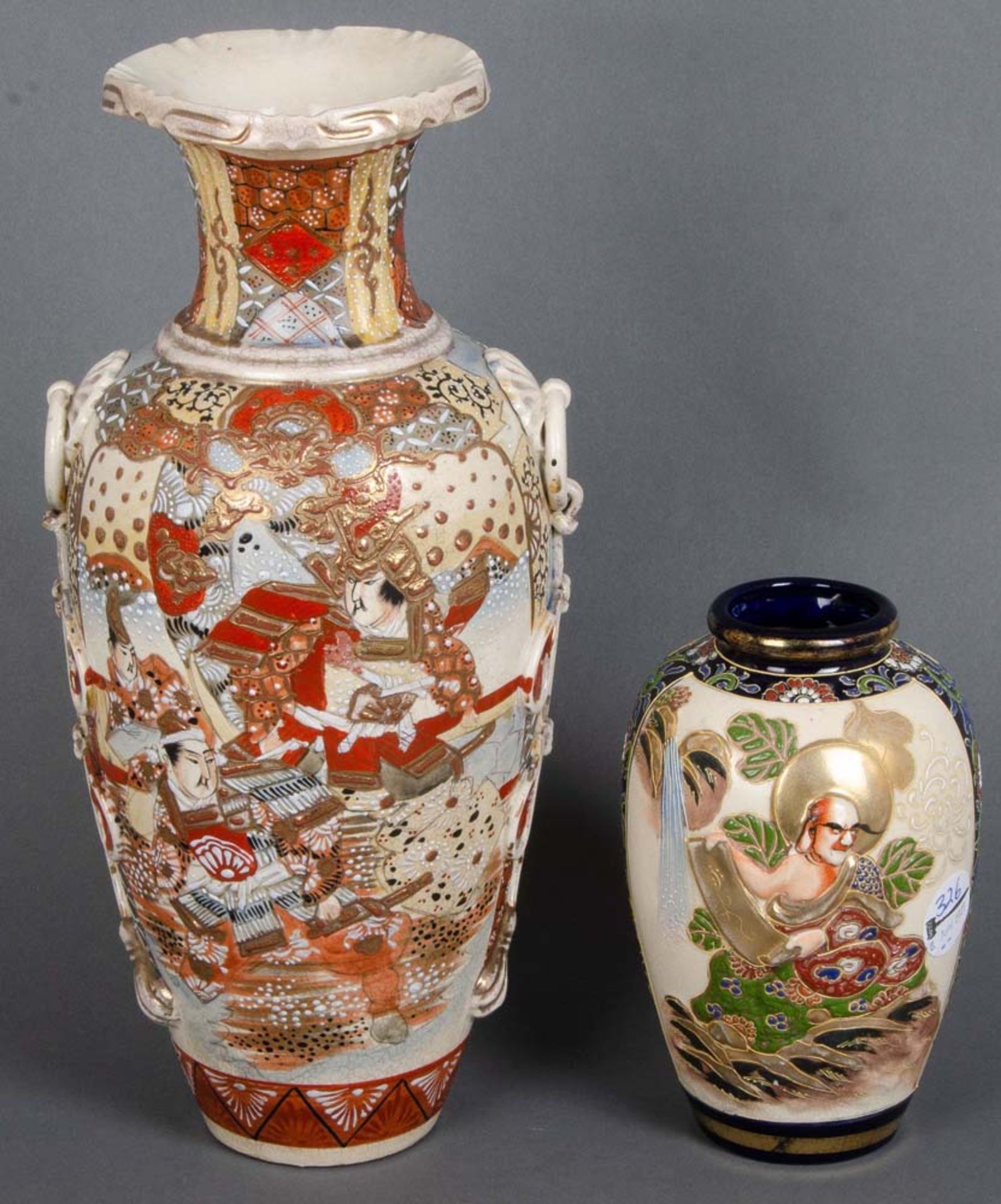 Zwei Vasen. Japan. Porzellan, bunt bemalt, am Boden gemarkt, H=16 / 38,5 cm.