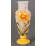 Jugendstil-Vase. Nancy, Daum Frères um 1900. Farbloses Glas, mehrfach farbig überfangen. Mit