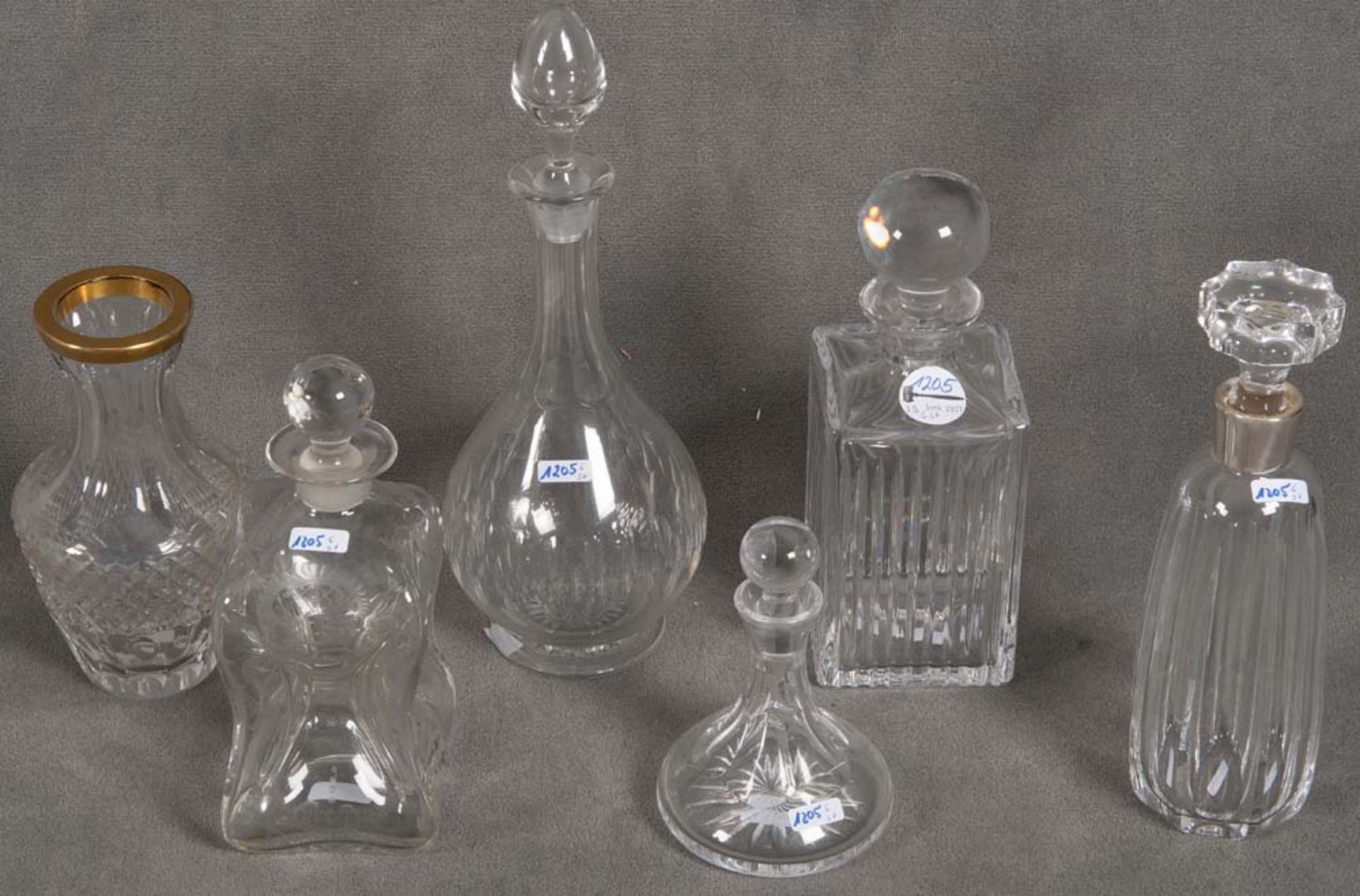 Fünf Karaffen und eine Vase. Deutsch. Farbloses Glas, teilw. geschliffen und geätzt, H=17 bis 35