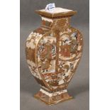 Satsuma-Vase. Japan 19. Jh. Eiförmig, mit trapezförmigem Fuß und Hals. Porzellan, bunt und gold