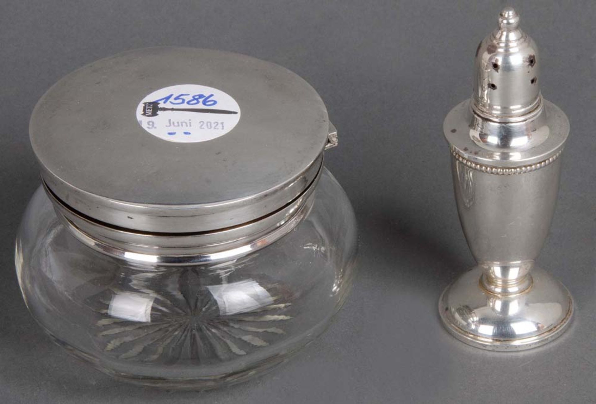 Runde Glasdose mit Silberdeckel und Gewürzstreuer. Sterlingsilber, H=8 / 11,2 cm, D=10,5 cm.
