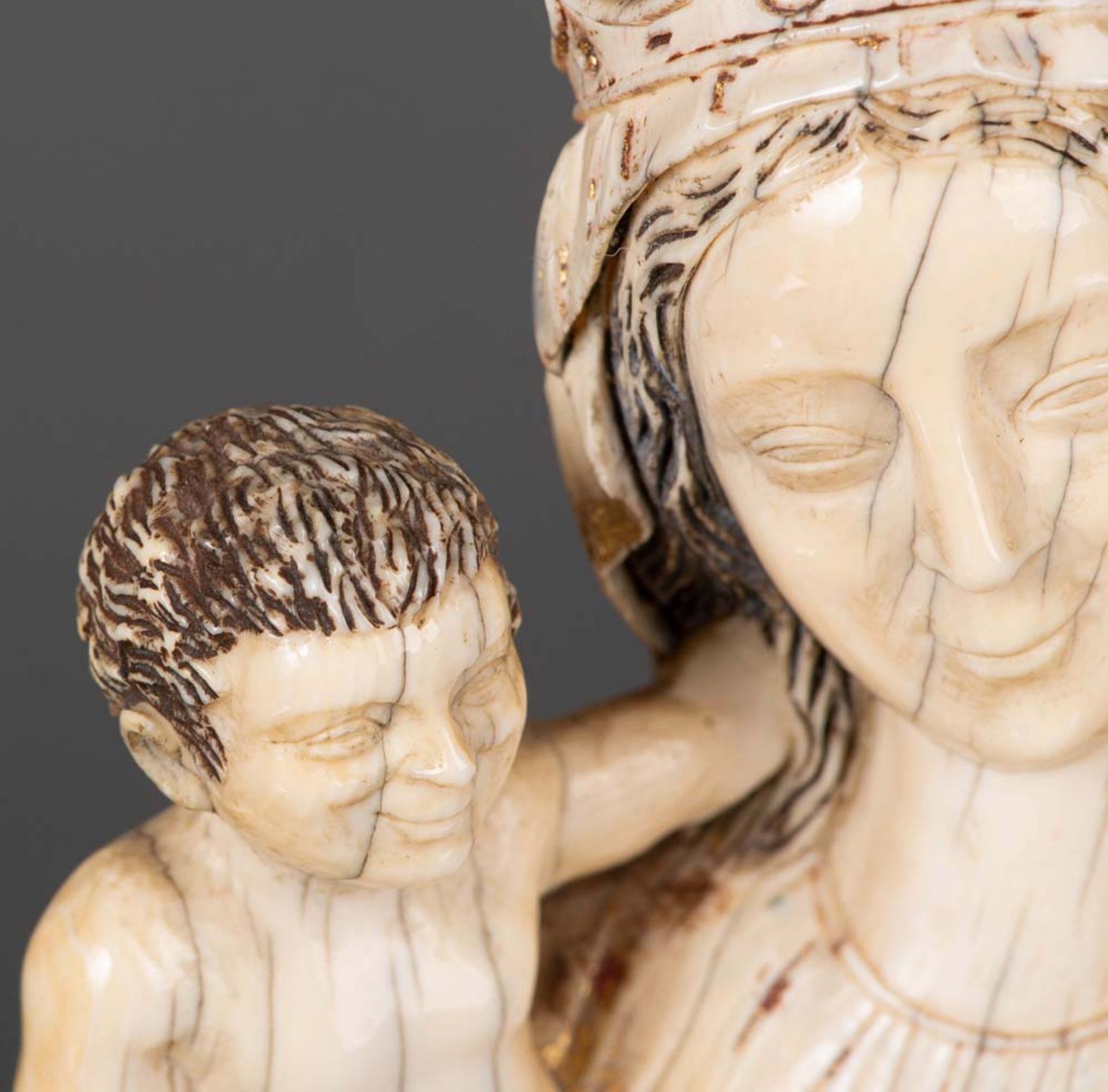 Muttergottes mit Kind. Wohl Pariser Meister des 14. Jhs. Die vollplastisch geschnitzte Madonna mit - Image 5 of 6