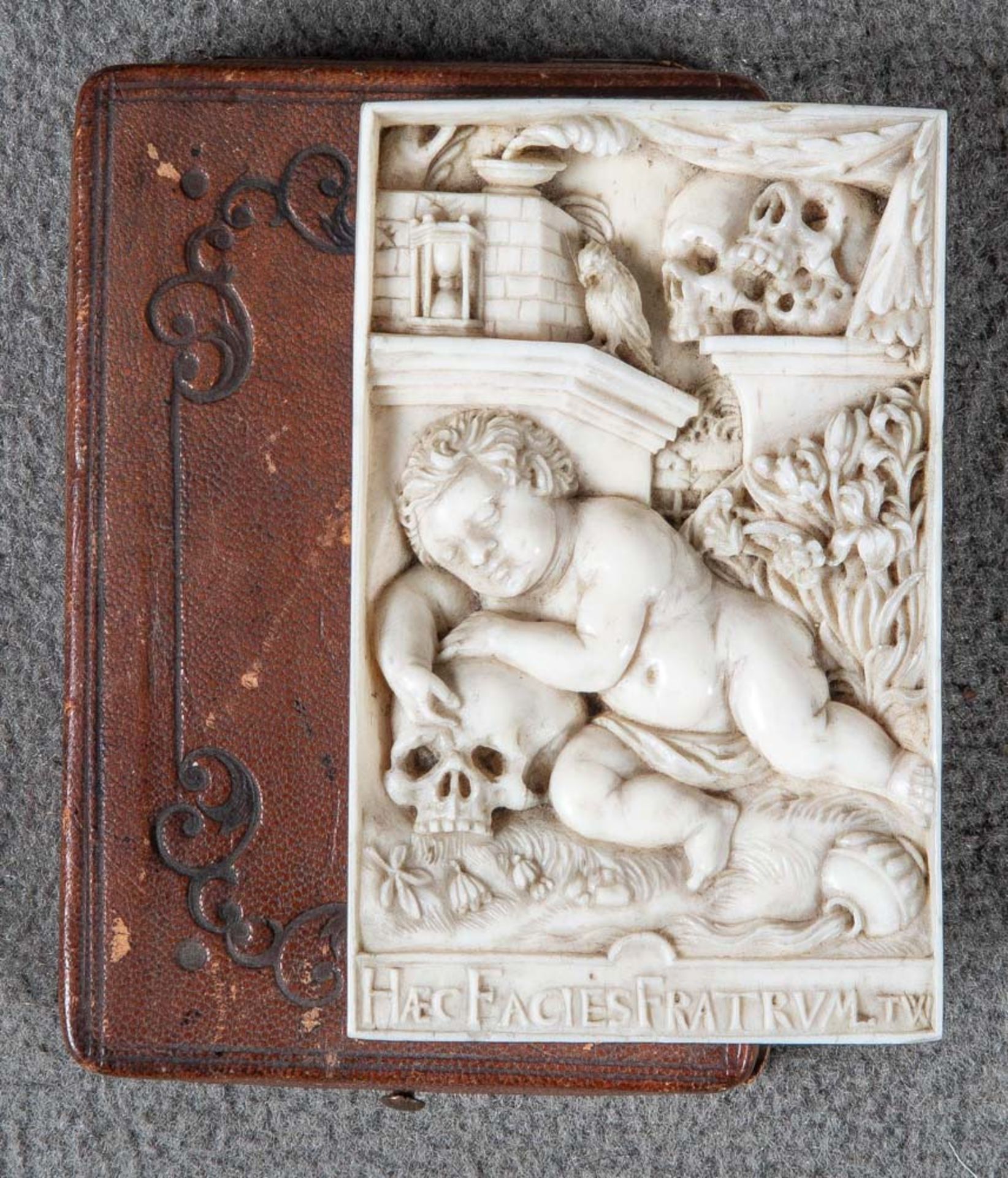 Rechteckiges Reliefbild im Etui. Deutsch 17. Jh. Elfenbein, geschnitzt und beschriftet: „HAEC FACIES