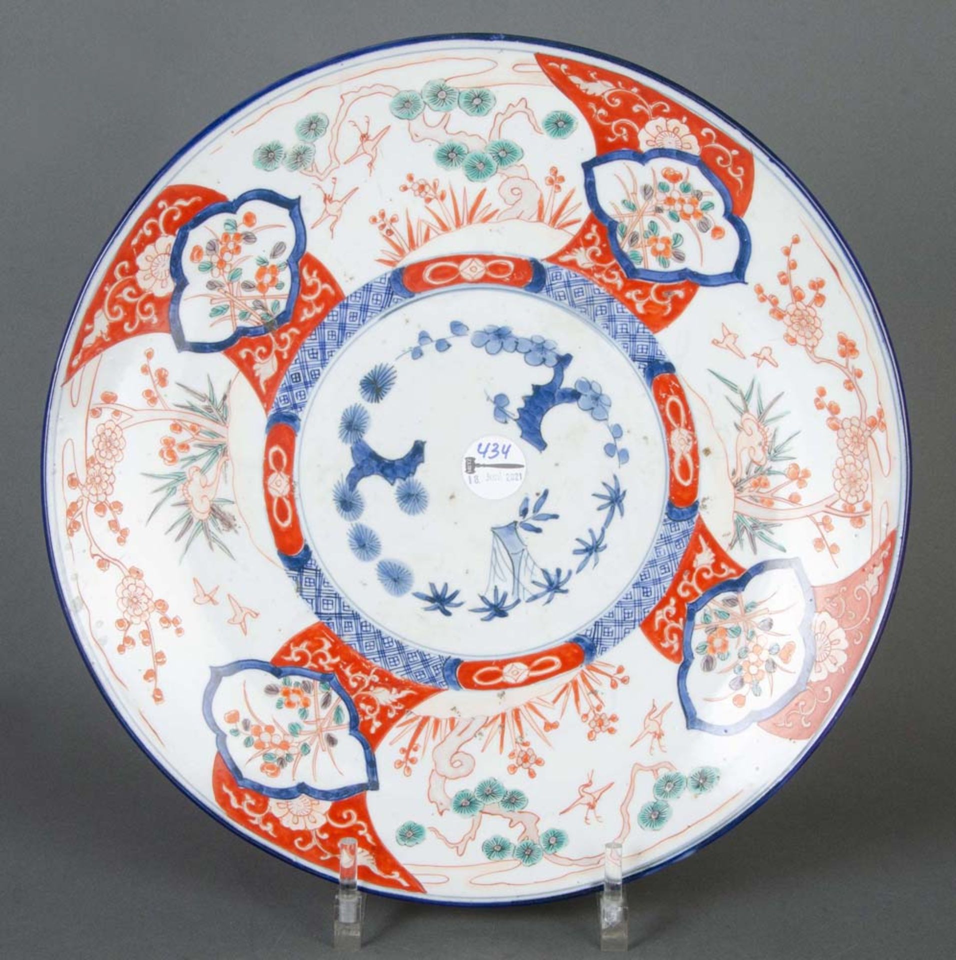 Große Platte. Japan. Porzellan, bunt floral bemalt, verso unterglasurblau bemalt, D=41 cm.
