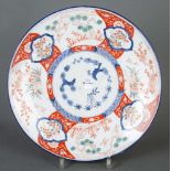 Große Platte. Japan. Porzellan, bunt floral bemalt, verso unterglasurblau bemalt, D=41 cm.