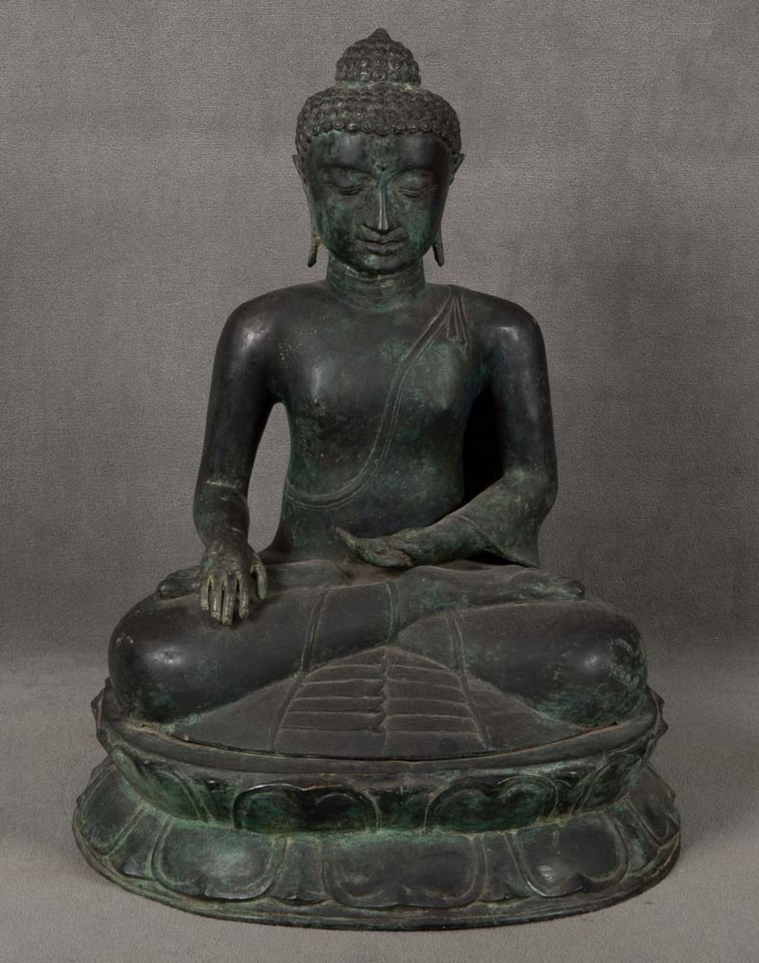 Buddha, auf Sockel sitzend. Asien. Metall, H=57 cm, B=42 cm, T=38 cm. **