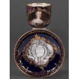 Prunkporträt-Bechertasse „Marie Josephe Dauphine von Frankreich“. Meissen 1814-1816. Beide Teile mit