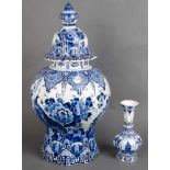 Große Deckelvase und Kürbisvase. Delft 20. Jh. Fayence, unterglasurblau bemalt, am Boden gemarkt,