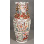 Große Bodenvase. Asien. Porzellan, bunt bemalt und gold gehöht, H=91 cm, D=37 cm. **