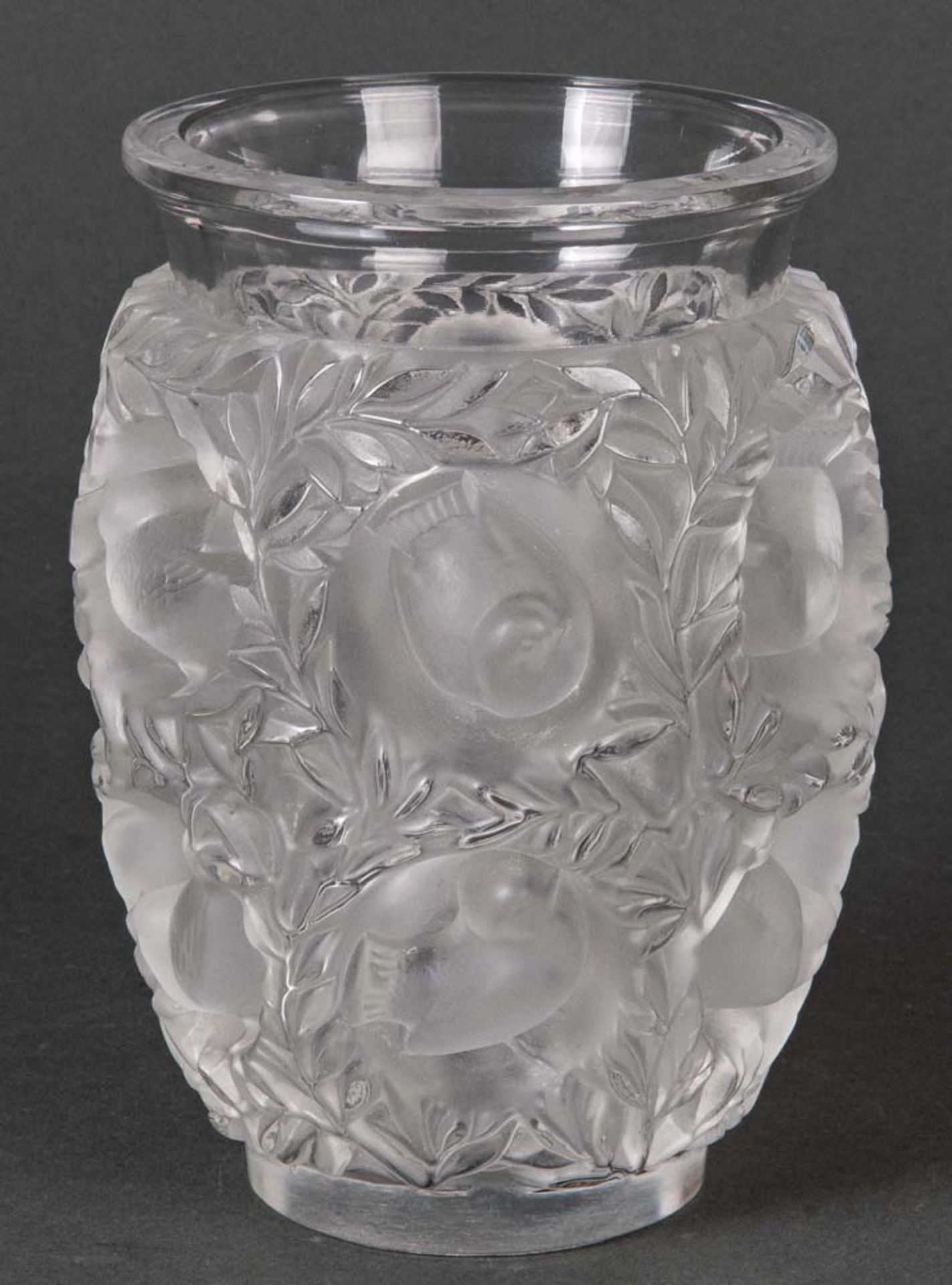 Art Déco-Vase. Paris, René Lalique um 1920. Farbloses Glas, opak überfangen und geschnitten mit