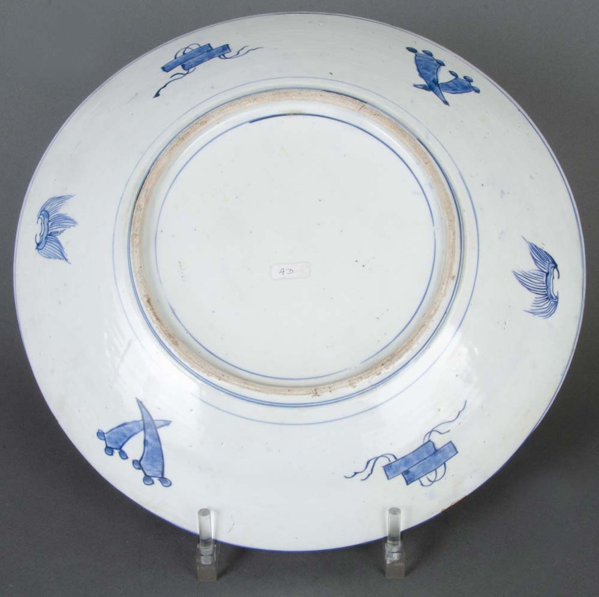 Große Platte. Japan. Porzellan, bunt floral bemalt, verso unterglasurblau bemalt, D=41 cm. - Bild 2 aus 2