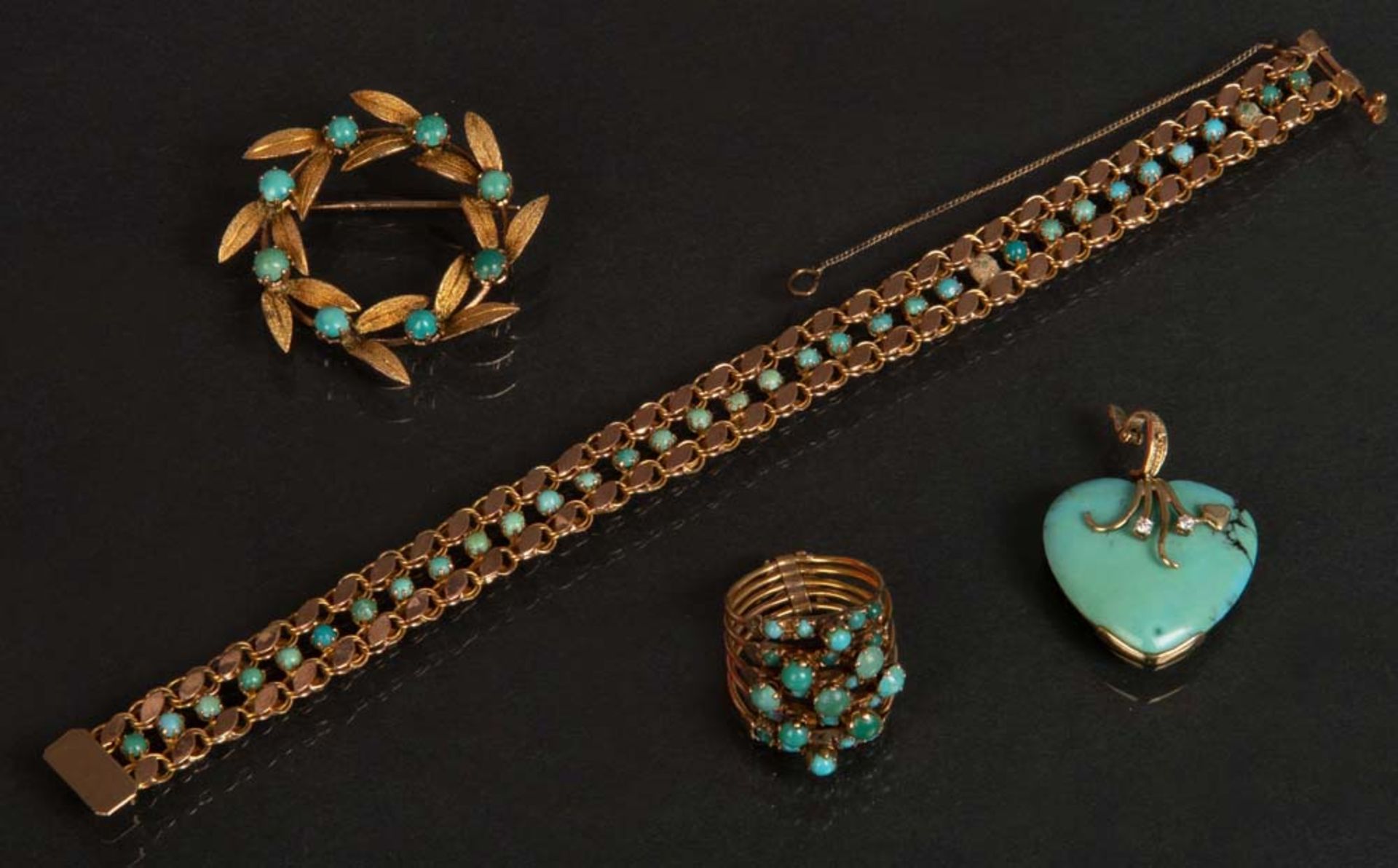 Viertlgs. Schmuckkonvolut: Ein Anhänger, ein Armband (L=18,5 cm), eine Brosche und ein Damenring. 14