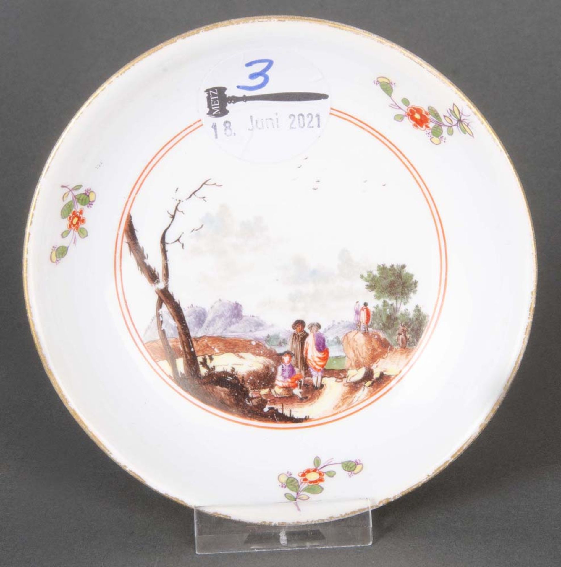 Runde Schale. Meissen 1735. Bunt bemalt mit Landschaft, Goldrand, verso Gelbfond und Goldrand.