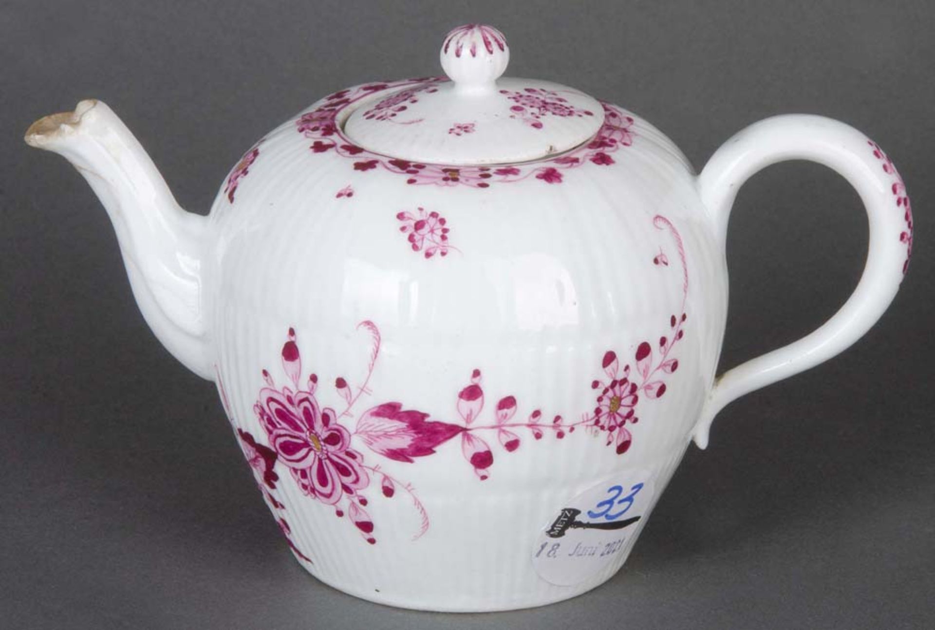 Teekanne „Gebrochener Stab“. Meissen-Marcolini 1774-1814. Purpur bemalt mit Heckenmuster. Porzellan,