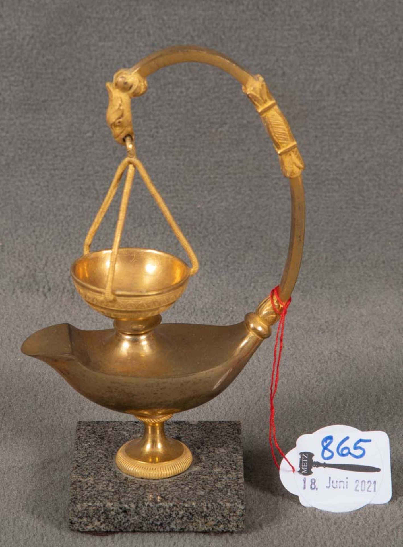 Öllampe. Paris 19. Jh. Bronze, feuervergoldet, auf Marmorsockel, H=17 cm.