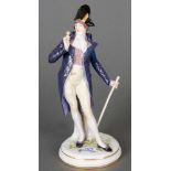 Galanter Herr. Meissen 1880-1882. Auf rundem Sockel mit Goldrand modelliert. Porzellan, bunt bemalt,