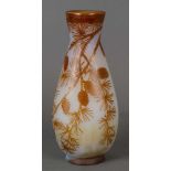 Jugendstil-Vase. Nancy, Émile Gallé um 1900. In ovaler, gedrückter Form. Farbloses Glas, mehrfach