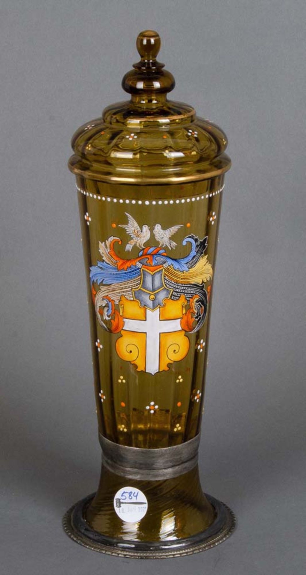 Hoher Wappendeckelpokal. Deutsch um 1880. Bernsteinfarbenes Glas, mit bunter Emaillemalerei;