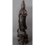 Stehende Guanyin. China. Massivholz, geschnitzt, H=100 cm. (best.) **