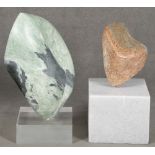 Barbara Brink (1946-2021). Zwei abstrakte Skulpturen. Speckstein, auf Marmor- bzw. Kunstmassesockel,