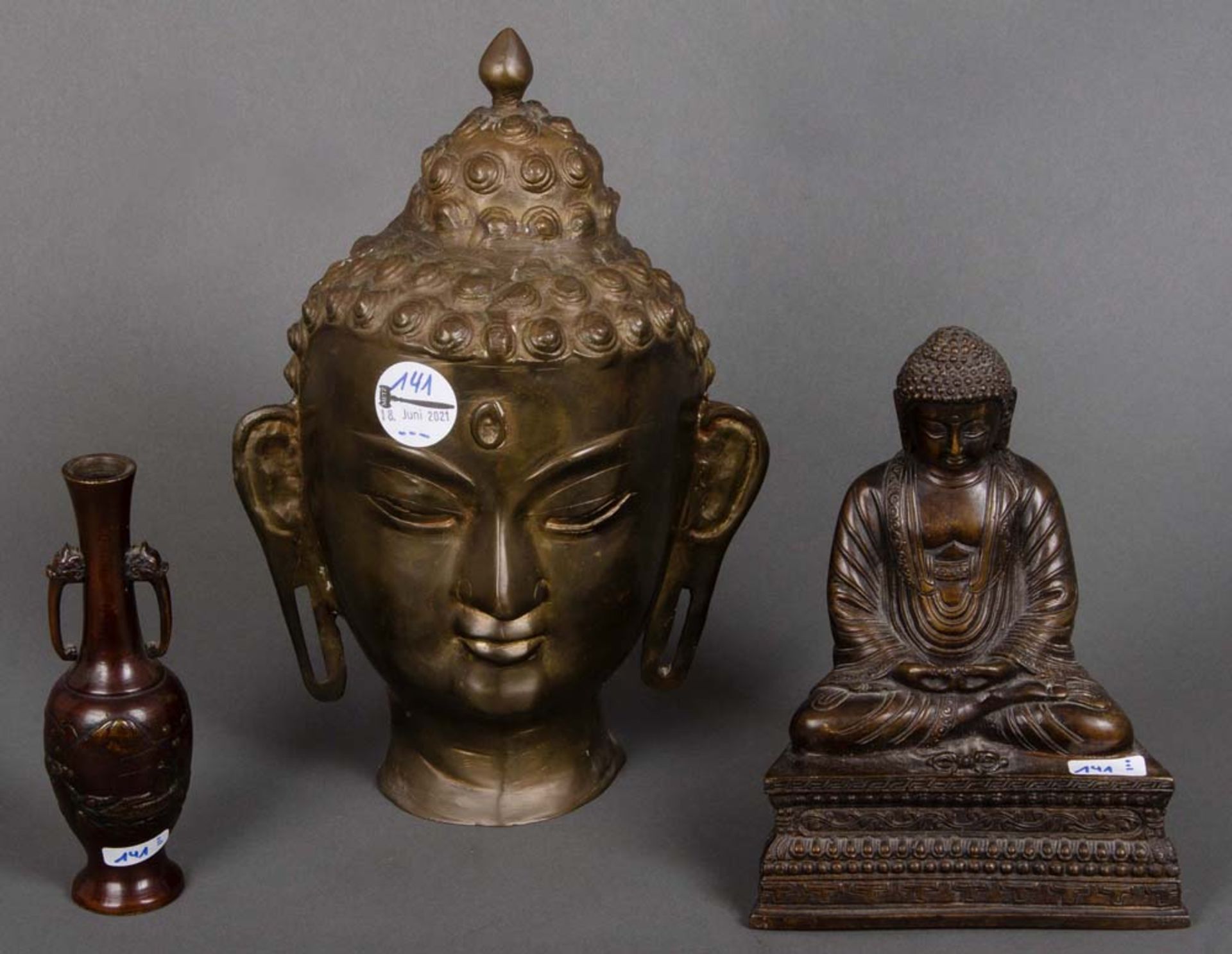 Dreitlgs. Konvolut Asiatika. China bzw. Thailand. Eine Vase (H=16,5cm), eine Buddhafigur (H=21 cm)