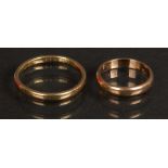 Zwei Eheringe. 14 ct Gelbgold, ca. 3 g, und 18 ct Gelbgold, ca. 3 g.