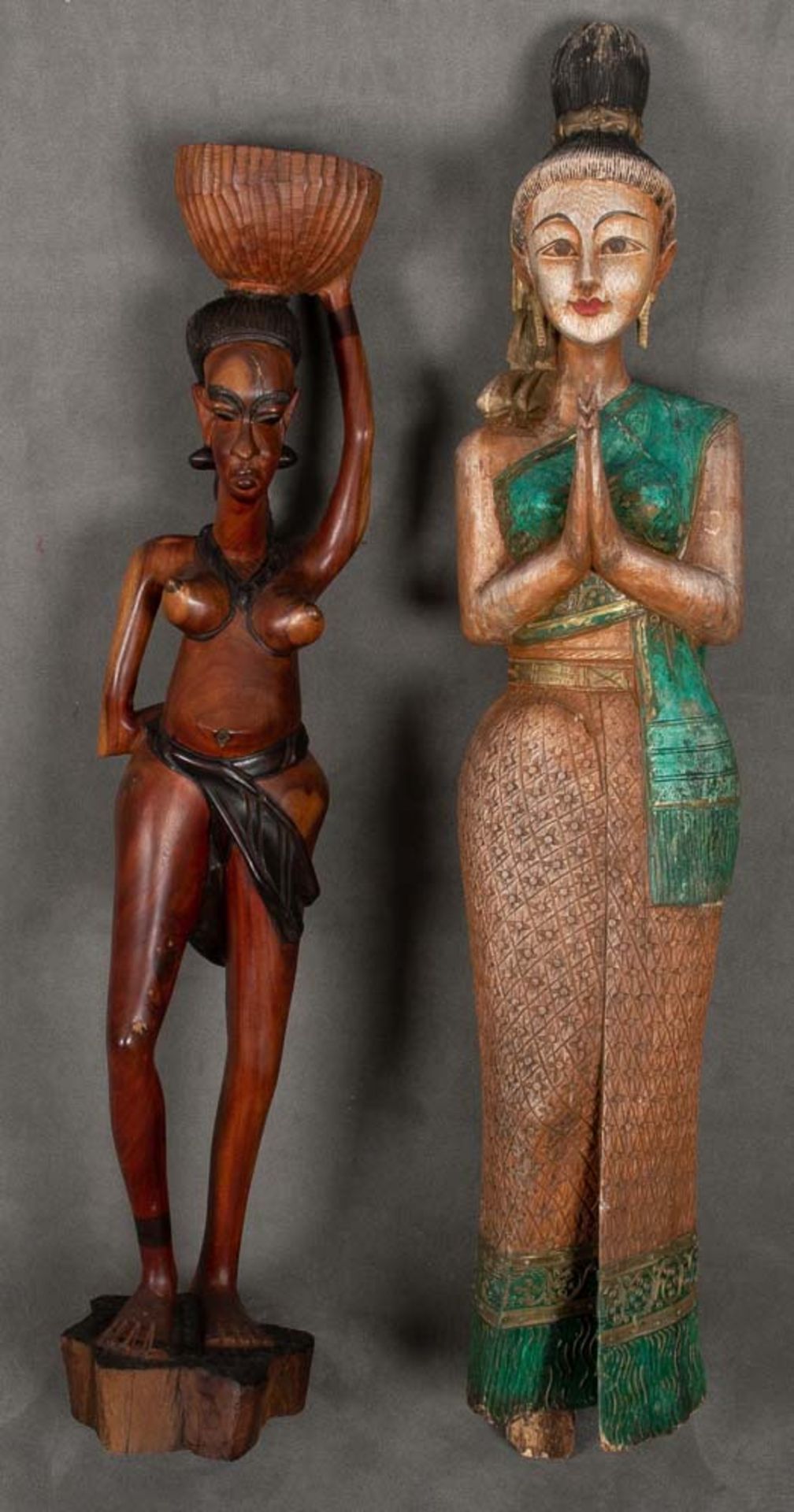 Zwei Figuren. Afrika / Asien. Massivholz, geschnitzt, teilw. bemalt, H=118 / 133 cm. **