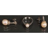 Paar Ohrstecker und ein Damenring. 14 ct Weißgold, ca. 12 g, besetzt mit Perlen, Ringgröße 57.