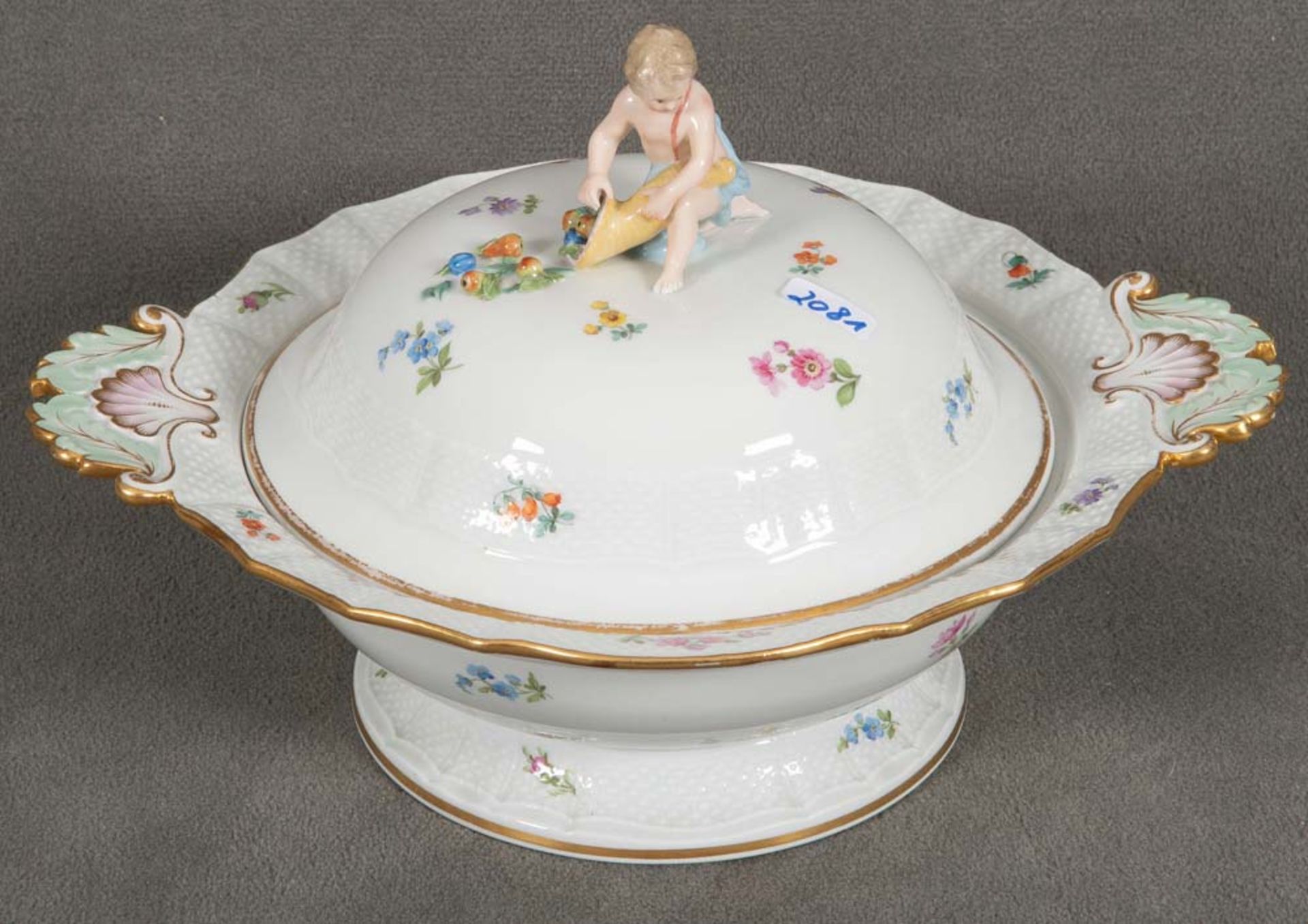 Runde Terrine „Ozierrelief“. Meissen 19. Jh. Bunt bemalt mit Streublumen, Goldrand. Porzellan, am