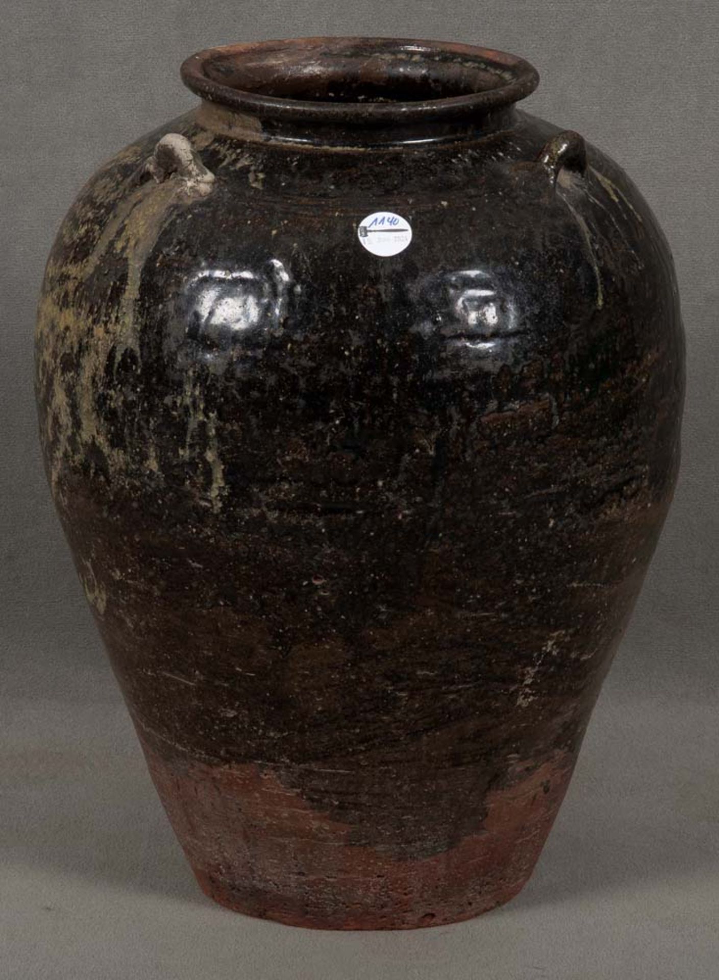 Bodenvase. Thailand 18. Jh. Majolika, mit Verlaufsglasur, H=54 cm, D=43 cm. Provenienz: Lothar