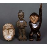 Eine Maske und zwei Figuren. Afrika. Massivholz, gschnitzt, H=12,8 bis 29 cm.