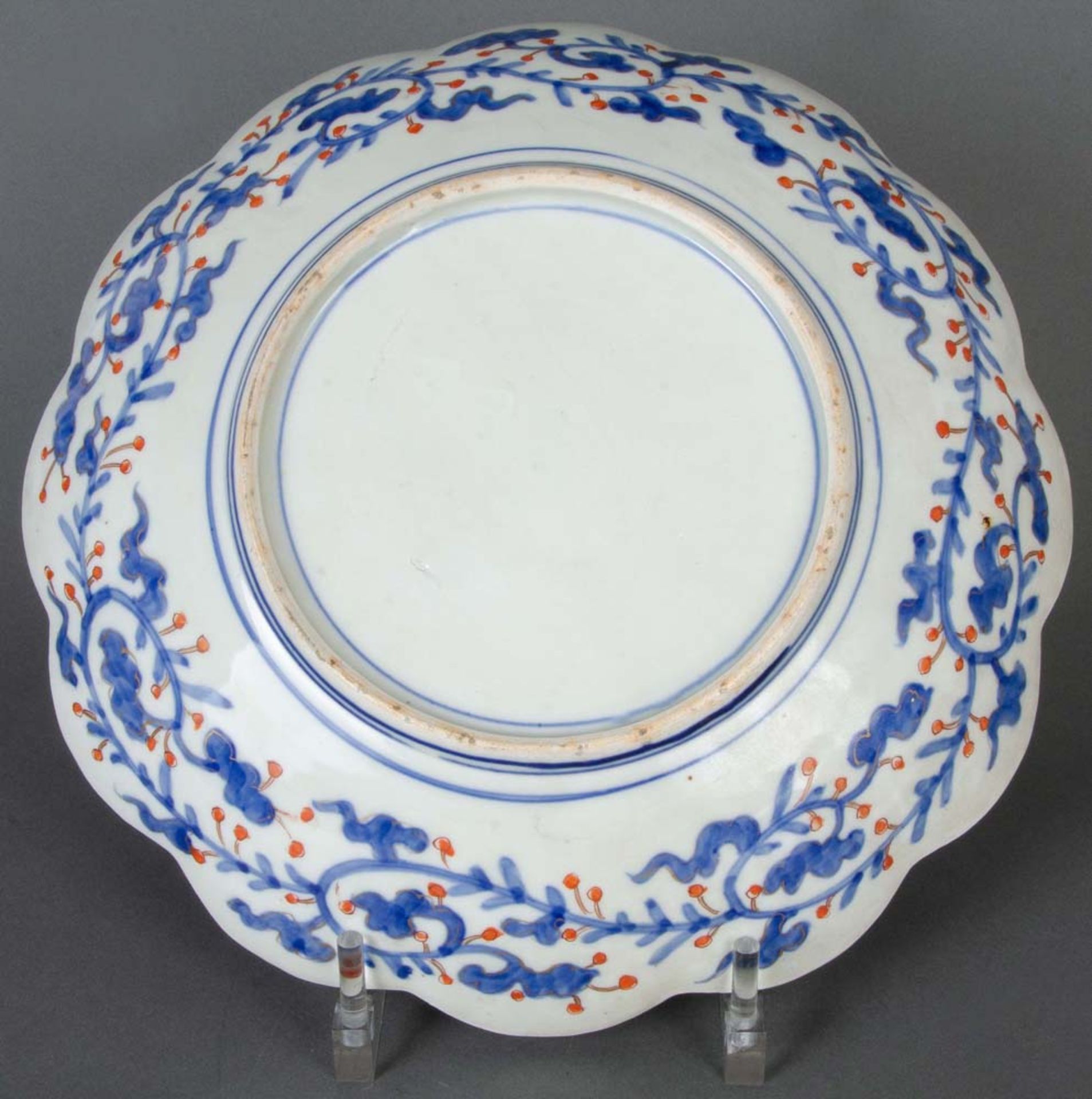 Imari-Platte. Japan. Porzellan, unterglasurblau bemalt, reich farbig überdekoriert, D=35,5 cm. ( - Image 2 of 2