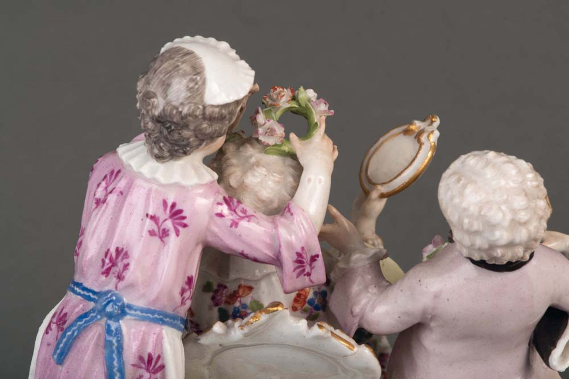 „Kinder spielen Verlobung“ Meissen 1758 Sitzendes Mädchen, in Tuch gehüllt, mit einem Handspiegel in - Bild 3 aus 3