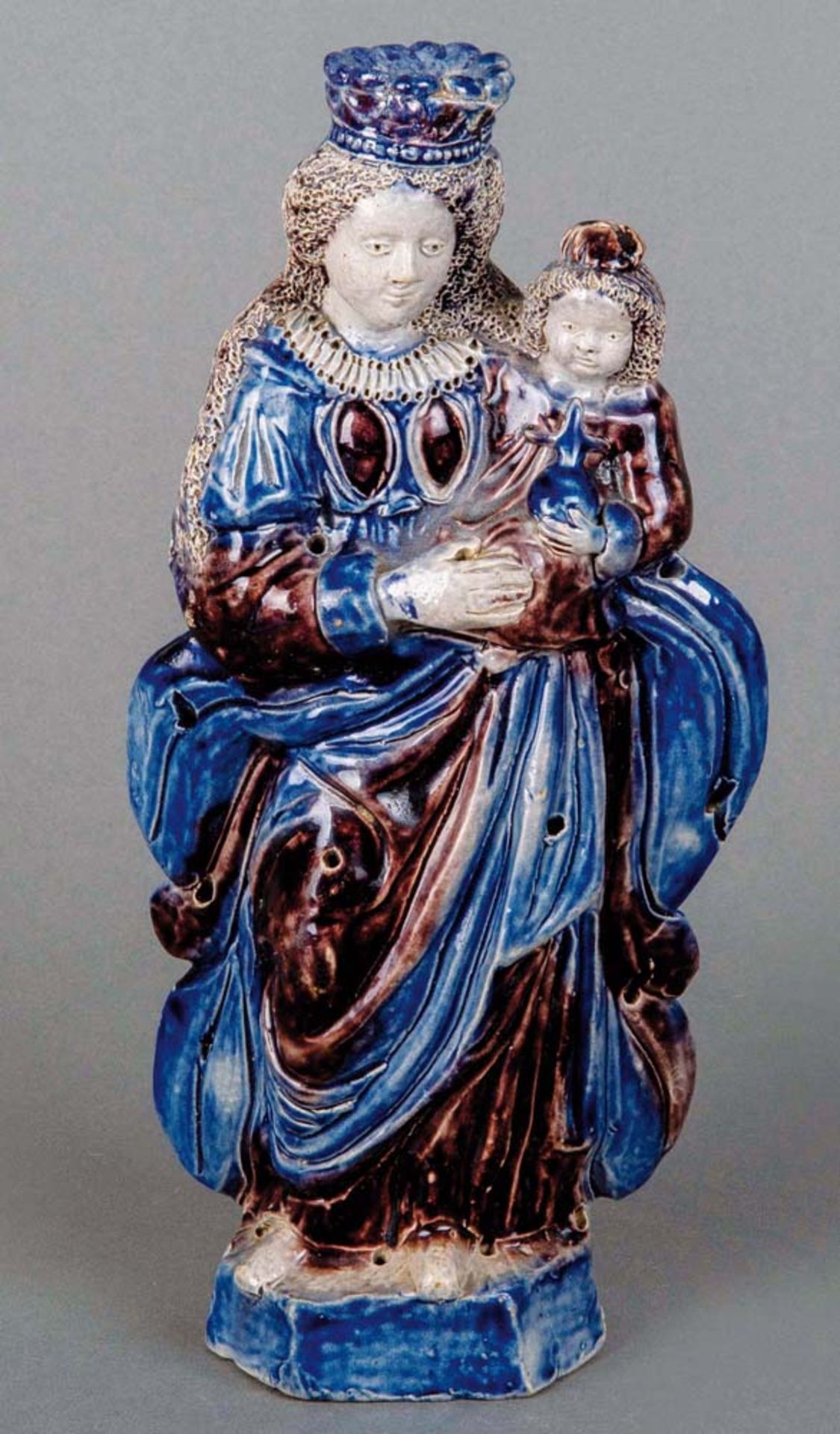 Madonna mit Kind Westerwald 1750 Als Himmelskönigin, auf hexagonalem Sockel stehend. Steinzeug,