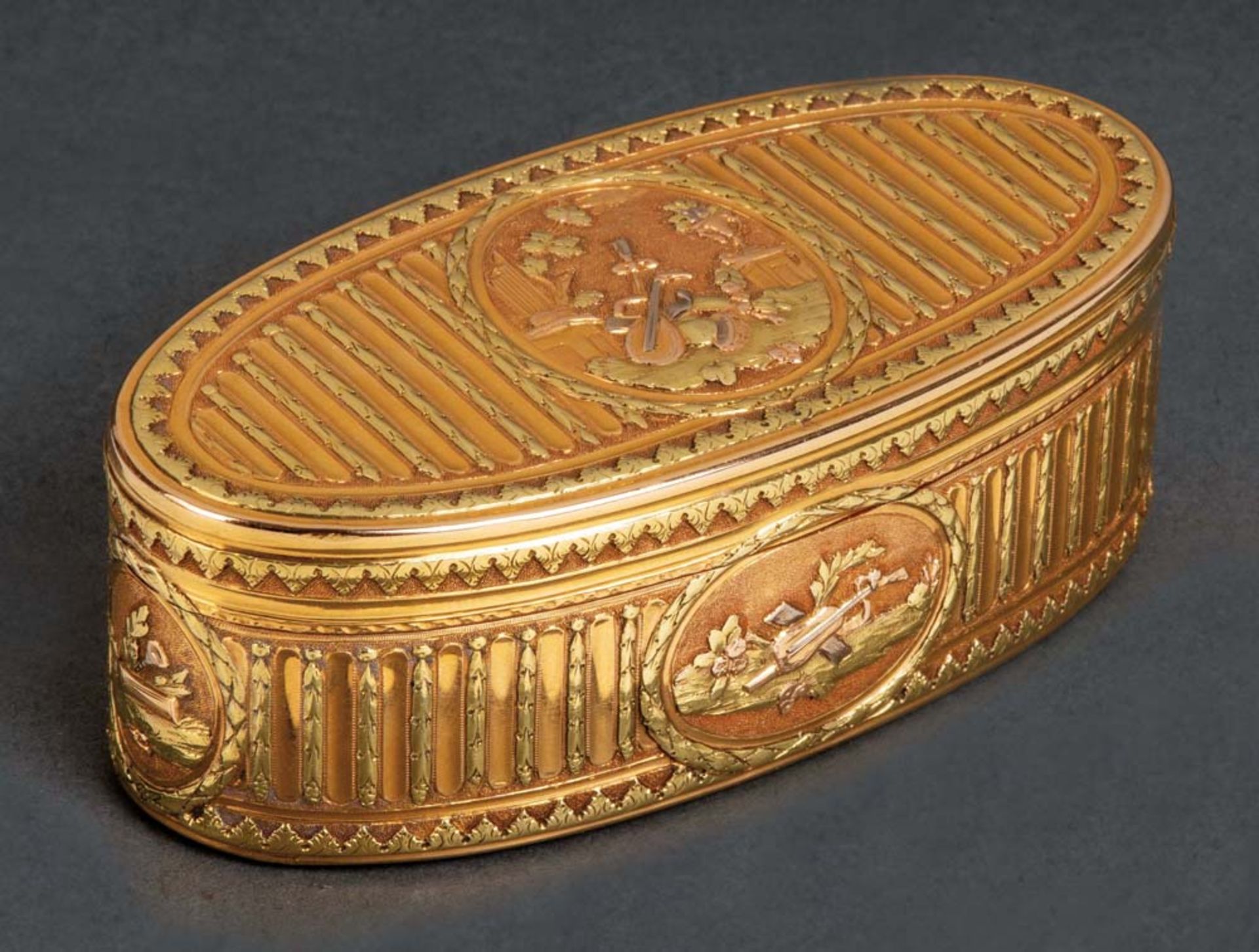 Louis XV-Tabatière Paris, Meister Jean-Claude Genu 1768-74 Oval, mit nach oben zu öffnendem