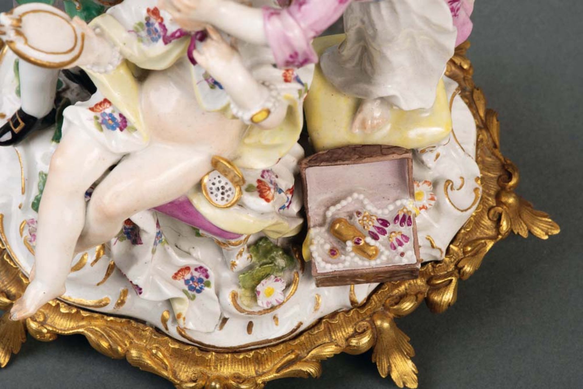 „Kinder spielen Verlobung“ Meissen 1758 Sitzendes Mädchen, in Tuch gehüllt, mit einem Handspiegel in - Bild 2 aus 3