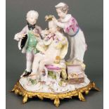 „Kinder spielen Verlobung“ Meissen 1758 Sitzendes Mädchen, in Tuch gehüllt, mit einem Handspiegel in