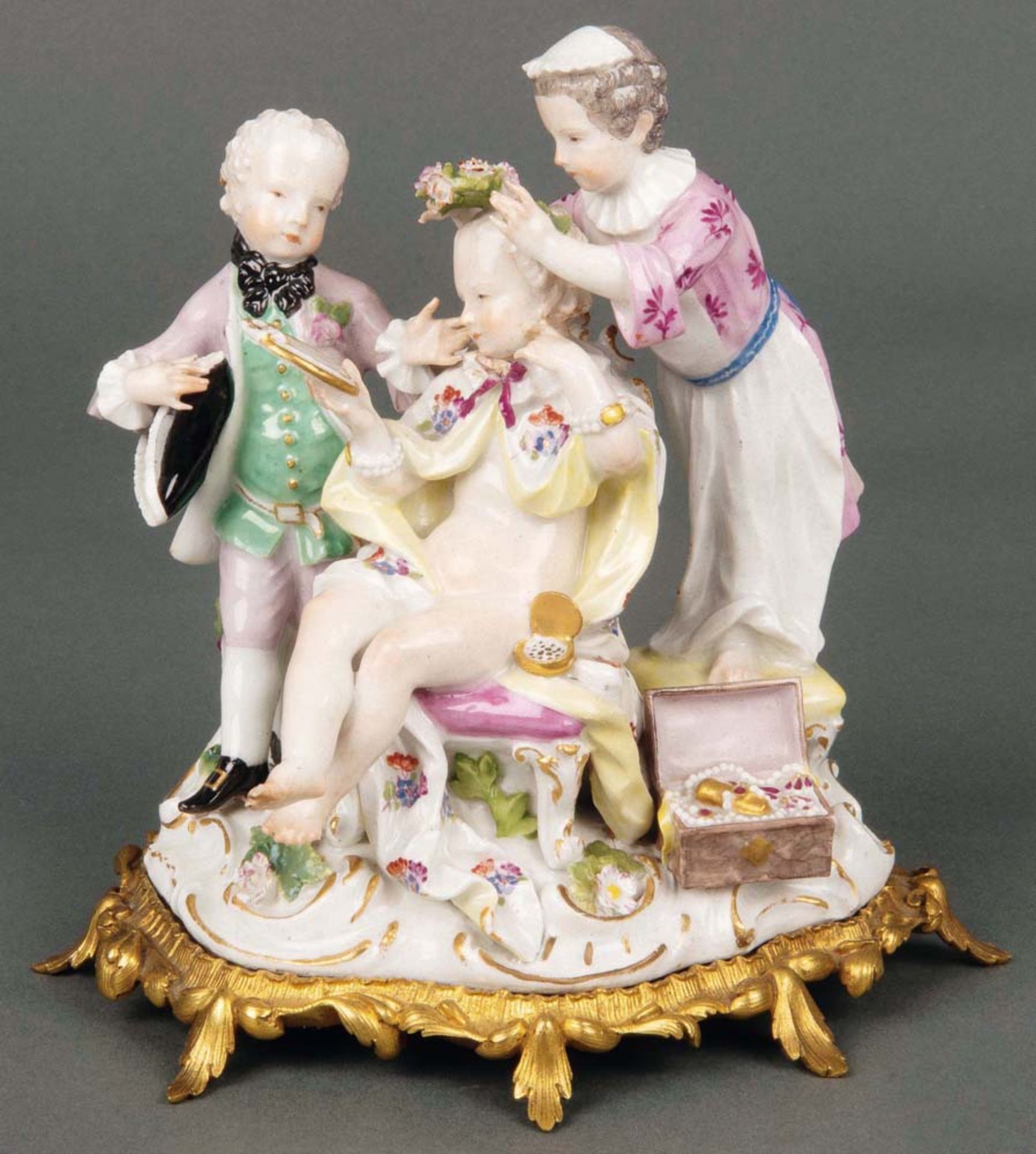 „Kinder spielen Verlobung“ Meissen 1758 Sitzendes Mädchen, in Tuch gehüllt, mit einem Handspiegel in