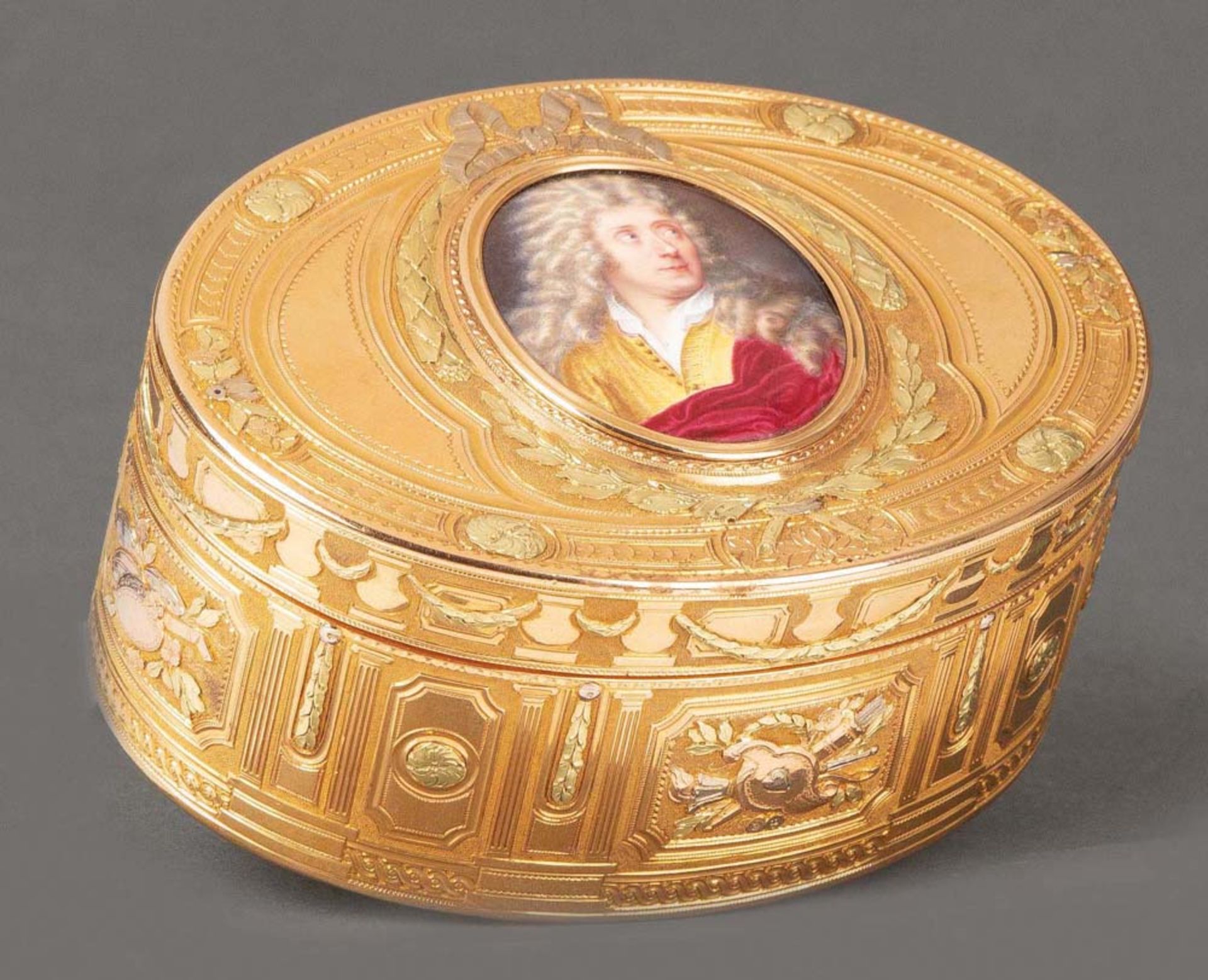 Louis XV-Tabatière Paris, Meister Jean-Joseph Barrière 1770 Oval, mit nach oben zu öffnendem Deckel.