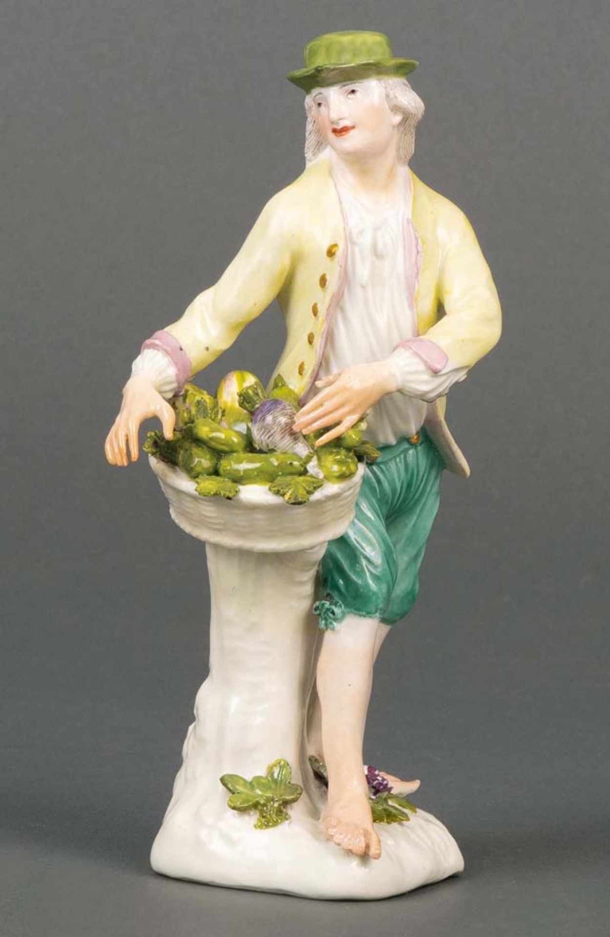 Gemüseverkäufer aus der I. Serie „Cris de Paris“ Meissen 1741 Barfüßig, auf mehrpassigem Sockel