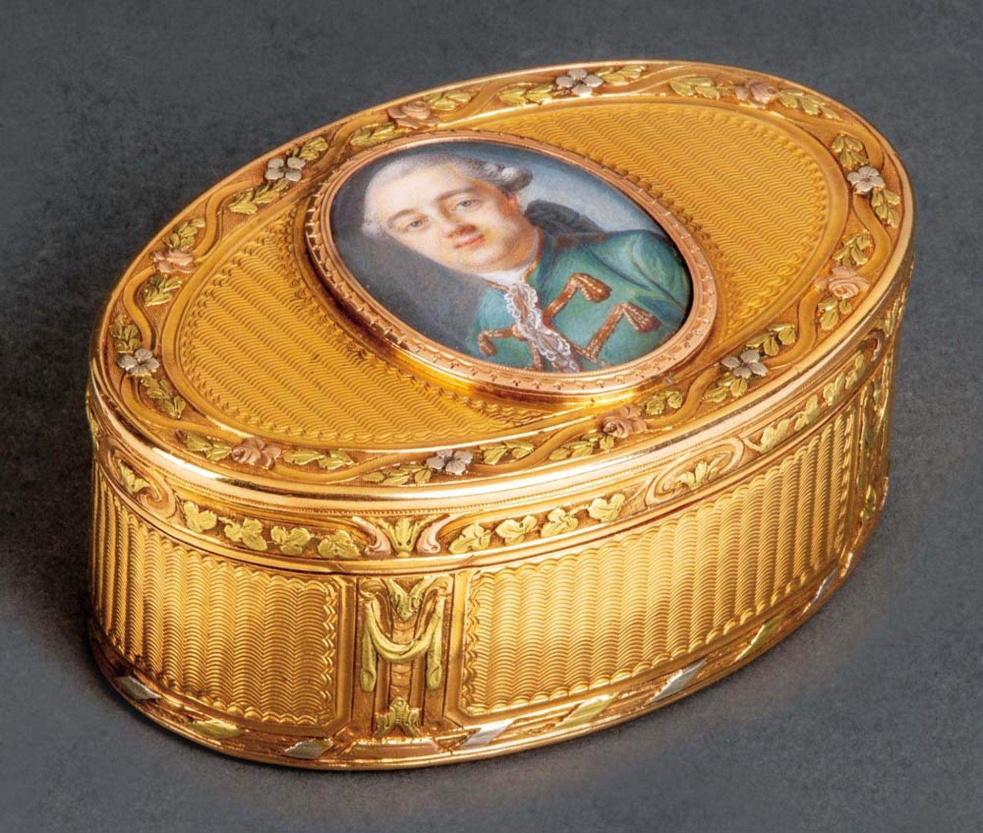 Louis XVI-Tabatière Paris, Meister Jean-Louis Désir 1775 Oval, mit nach oben zu öffnendem Deckel.