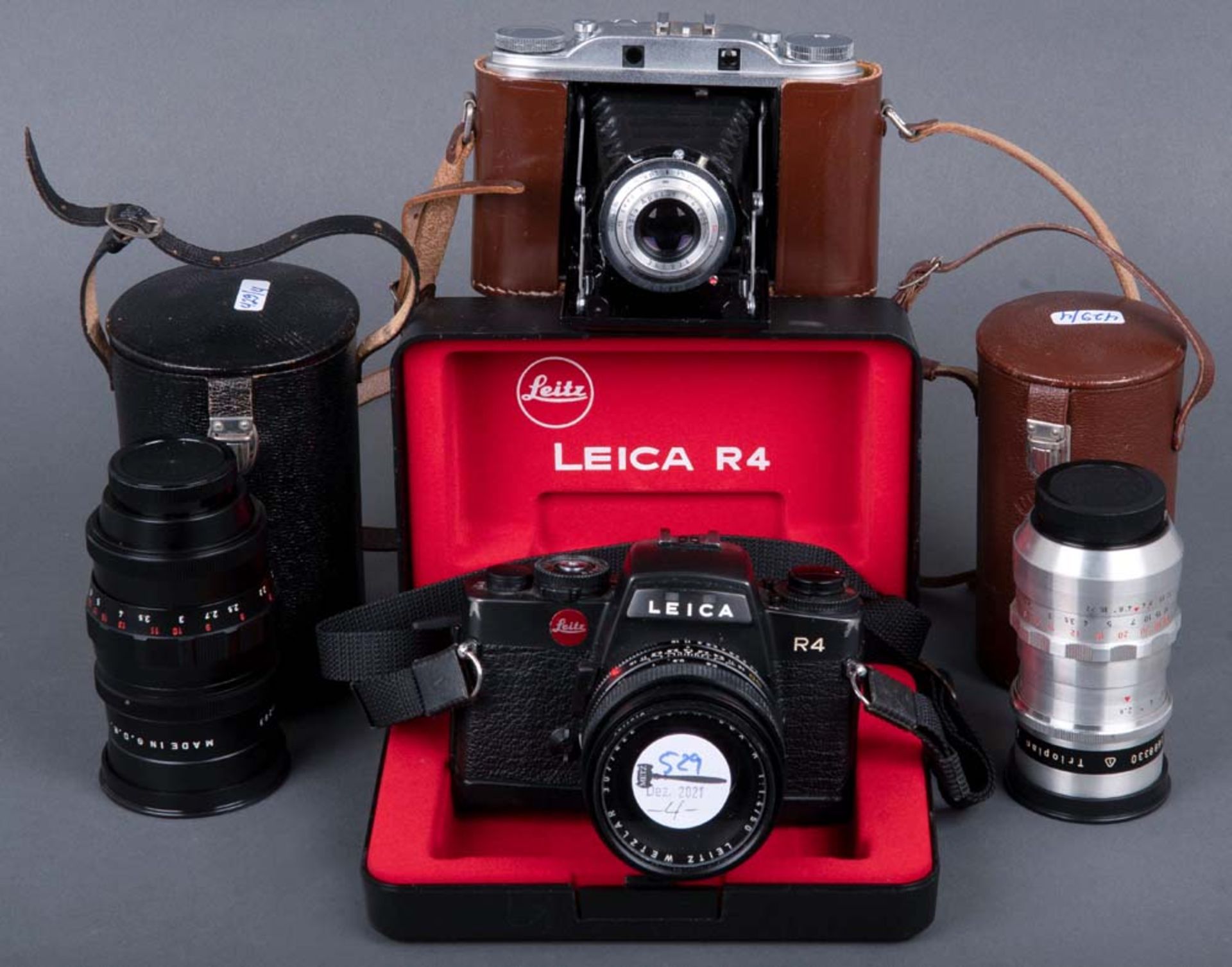 Konvolut Fotografica: Kamera „Leica R4“ in Originalschatulle und „Agfa Isolette“ in Ledertasche;