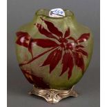 Jugendstil-Vase. St. Louise um 1900. Farbloses Glas, farbig überfangen, floral geschnitten und