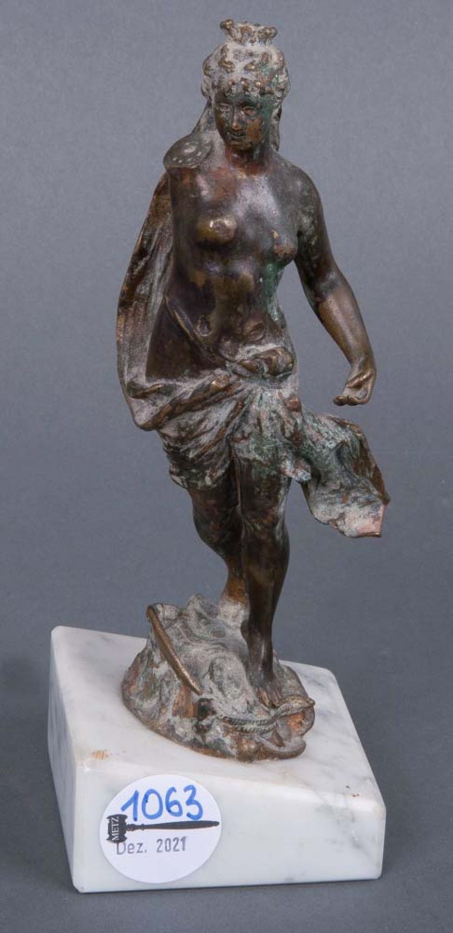 Diana. Wohl Italien 18. Jh. Bronze, auf Marmorsockel, H=22,5 cm. (ein Arm fehlt)
