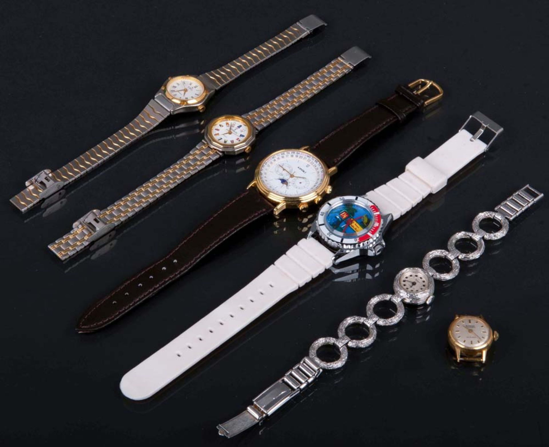 Fünf Armbanduhren, u.a. Marke „Ebel“, und ein Bifora-Uhrengehäuse. (Funktion ungeprüft)