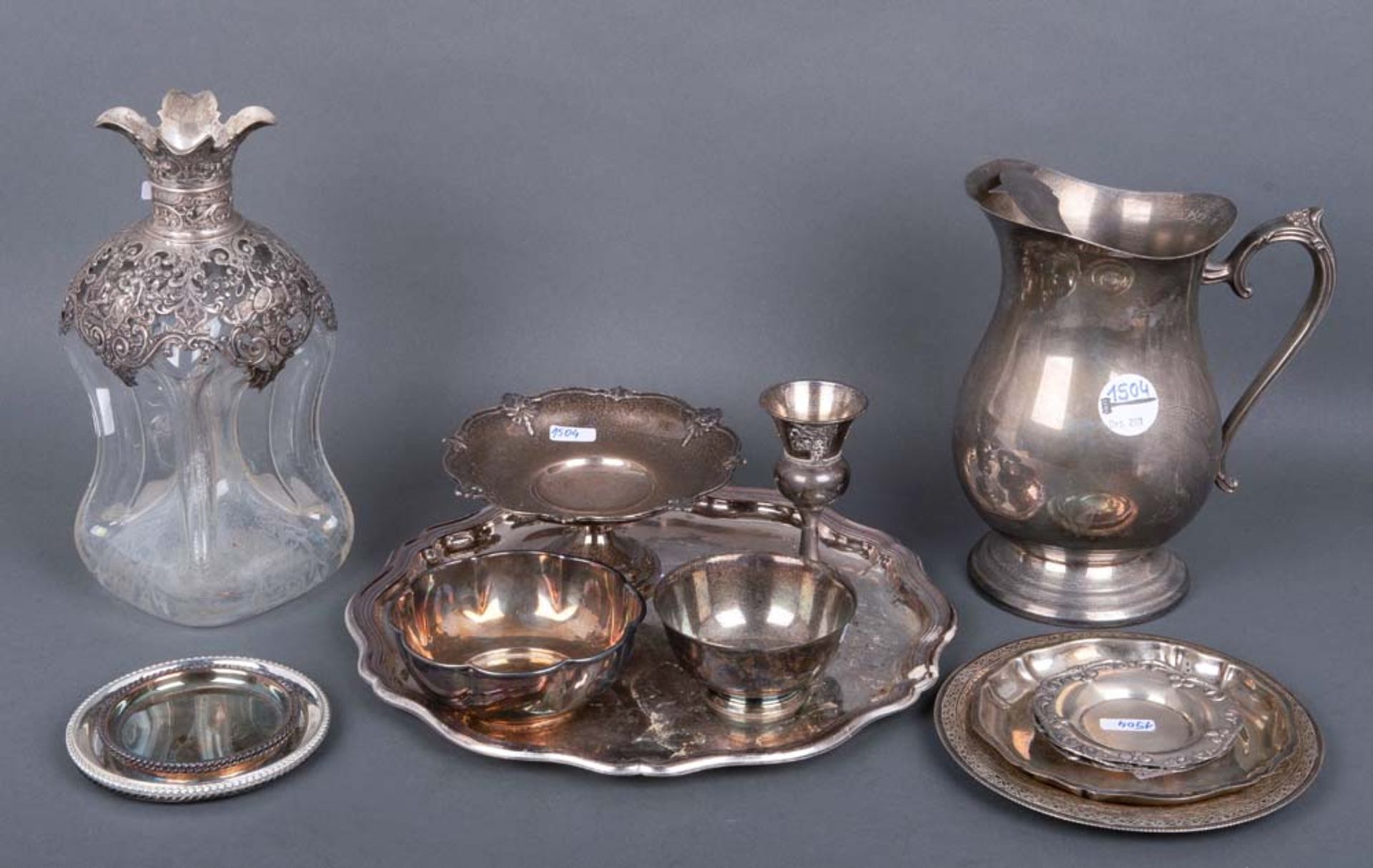 Konvolut Silber, ca. 800 g, und Versilbertes, u.a. Karaffe, Schalen, Teller, Untersetzer und Vase,