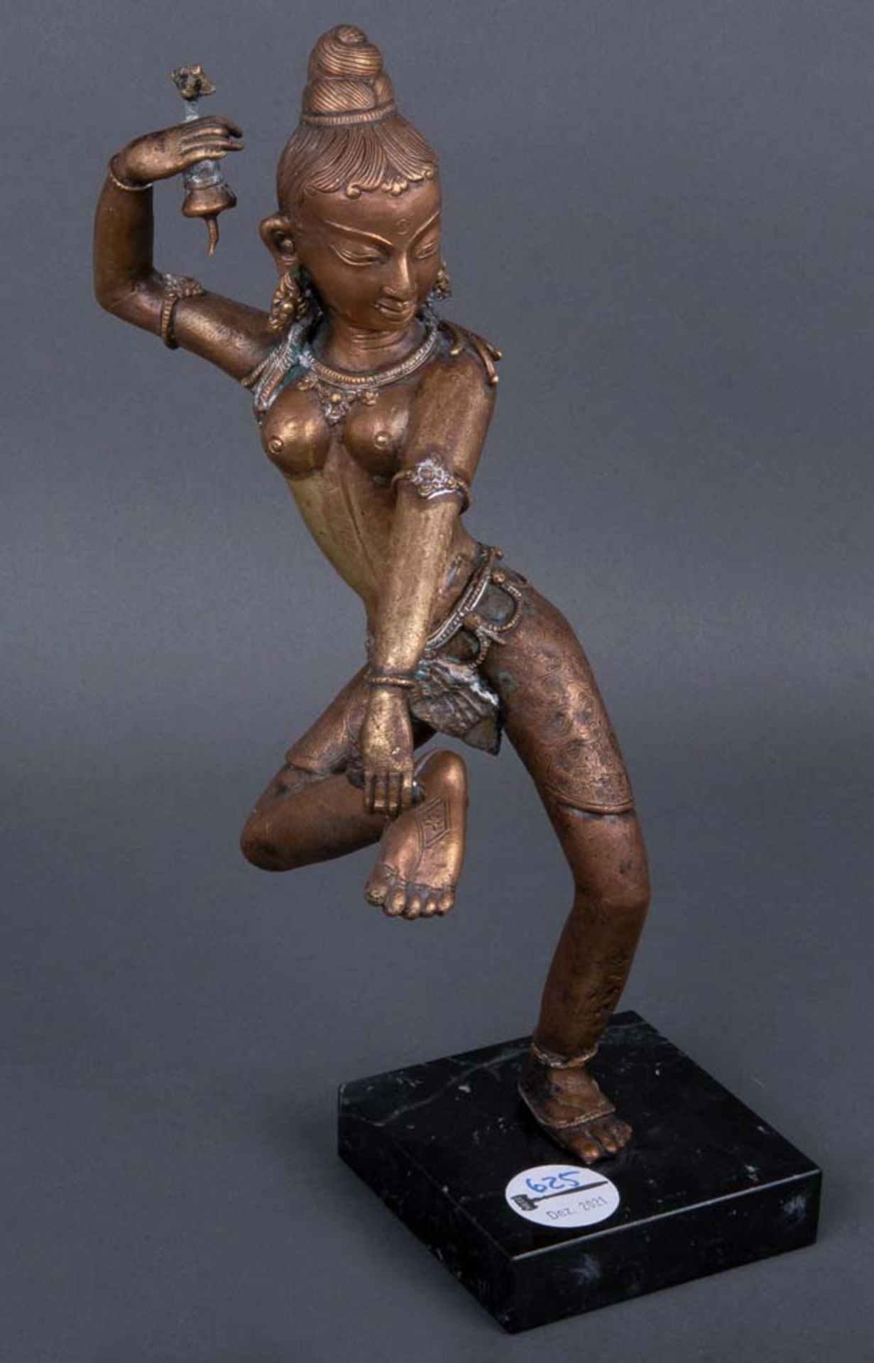 Tänzerin. Asien. Bronze, auf Marmorsockel, H=33,5 cm.