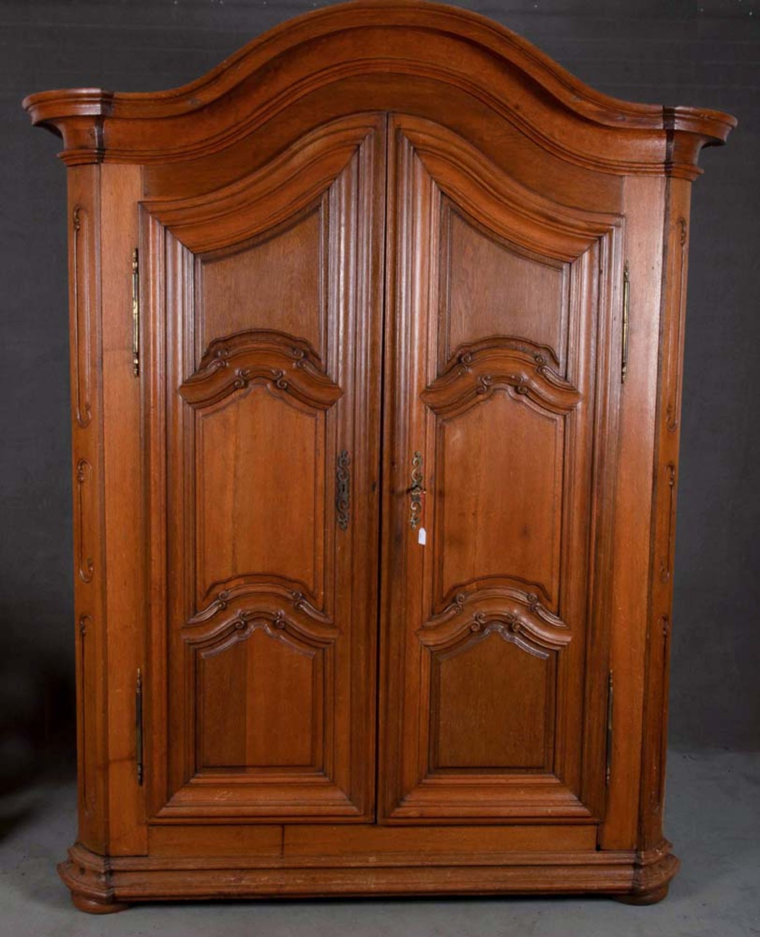 Barock-Schrank. Pfalz 1760. Zweitürig, mit geschweiftem, profiliertem Gesims. Massiv Eiche, in